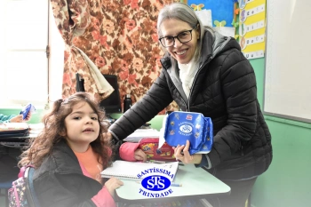 Colégio e APM presenteiam os alunos pelo Dia do Estudante