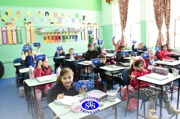 Colégio e APM presenteiam os alunos pelo Dia do Estudante
