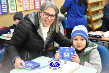 Colégio e APM presenteiam os alunos pelo Dia do Estudante