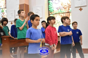Alunos refletem sobre o sentido do Natal durante celebração | 2º ano