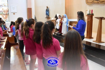 Alunos refletem sobre o sentido do Natal durante celebração | 2º ano