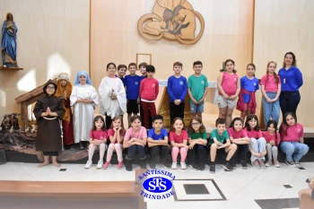 Alunos refletem sobre o sentido do Natal durante celebração | 2º ano