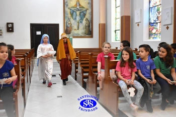 Alunos refletem sobre o sentido do Natal durante celebração | 2º ano