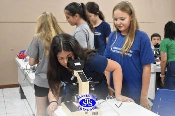 Alunos estudam as células no Laboratório de Ciências | 7º ano