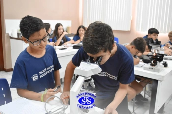 Alunos estudam as células no Laboratório de Ciências | 7º ano