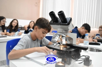 Alunos estudam as células no Laboratório de Ciências | 7º ano