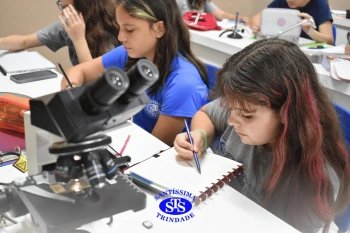 Alunos estudam as células no Laboratório de Ciências | 7º ano