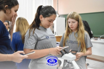Alunos estudam as células no Laboratório de Ciências | 7º ano