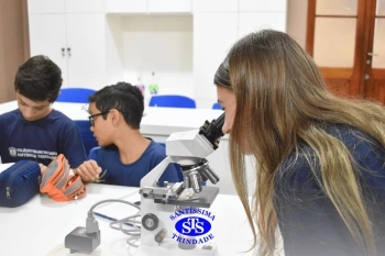 Alunos estudam as células no Laboratório de Ciências | 7º ano
