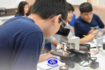 Alunos estudam as células no Laboratório de Ciências | 7º ano