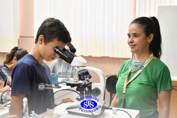 Alunos estudam as células no Laboratório de Ciências | 7º ano