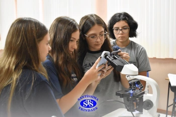 Alunos estudam as células no Laboratório de Ciências | 7º ano