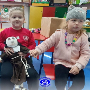 Infantil 3 aprende os valores de vida de Madre Madalena