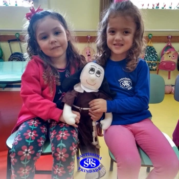 Infantil 3 aprende os valores de vida de Madre Madalena