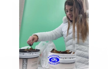 Alunos realizam atividade de compostagem | Trilha de Consciência Ambiental