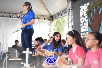 Alunos realizam apresentações artísticas na Feira do Livro 