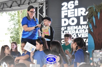 Alunos realizam apresentações artísticas na Feira do Livro 