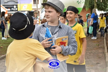 Alunos realizam apresentações artísticas na Feira do Livro 