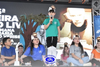 Alunos realizam apresentações artísticas na Feira do Livro 