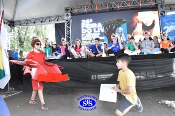 Alunos realizam apresentações artísticas na Feira do Livro 