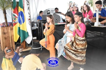 Alunos realizam apresentações artísticas na Feira do Livro 