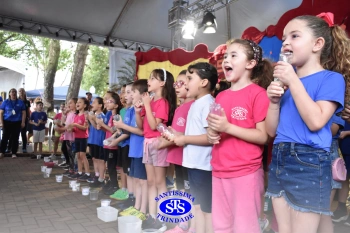 Alunos realizam apresentações artísticas na Feira do Livro