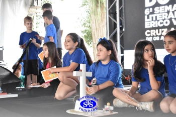 Alunos realizam apresentações artísticas na Feira do Livro 