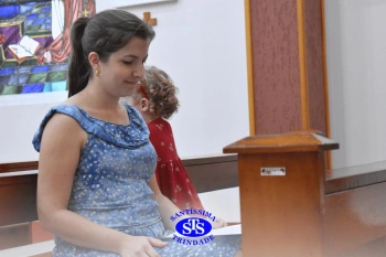 Oração pelos filhos reúne famílias na Capela do Colégio