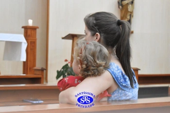 Oração pelos filhos reúne famílias na Capela do Colégio