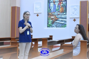 Oração pelos filhos reúne famílias na Capela do Colégio