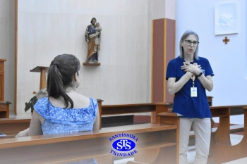 Oração pelos filhos reúne famílias na Capela do Colégio