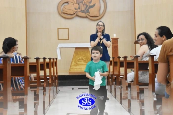Oração pelos filhos reúne famílias na Capela do Colégio