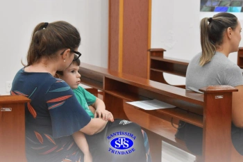 Oração pelos filhos reúne famílias na Capela do Colégio