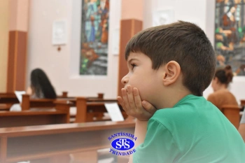 Oração pelos filhos reúne famílias na Capela do Colégio