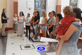Oração pelos filhos reúne famílias na Capela do Colégio