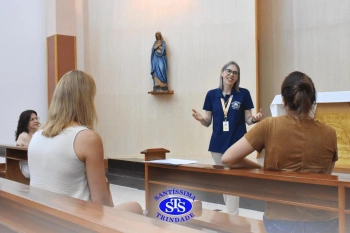 Oração pelos filhos reúne famílias na Capela do Colégio