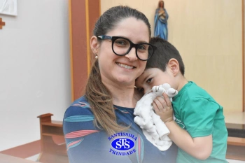 Oração pelos filhos reúne famílias na Capela do Colégio