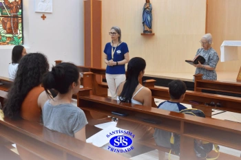 Oração pelos filhos reúne famílias na Capela do Colégio