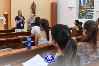 Oração pelos filhos reúne famílias na Capela do Colégio