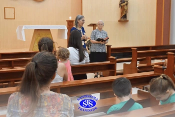 Oração pelos filhos reúne famílias na Capela do Colégio
