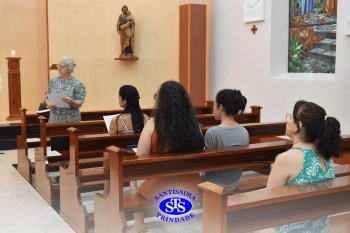 Oração pelos filhos reúne famílias na Capela do Colégio