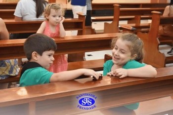 Oração pelos filhos reúne famílias na Capela do Colégio