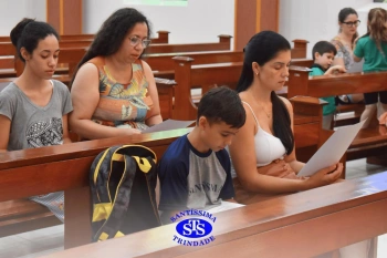 Oração pelos filhos reúne famílias na Capela do Colégio