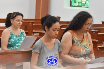 Oração pelos filhos reúne famílias na Capela do Colégio