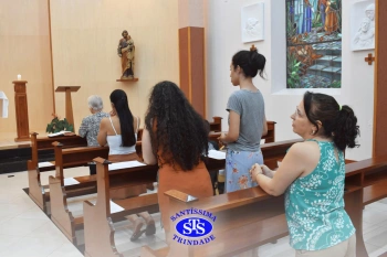 Oração pelos filhos reúne famílias na Capela do Colégio