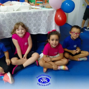 1º ano festejando o aniversário do Colégio