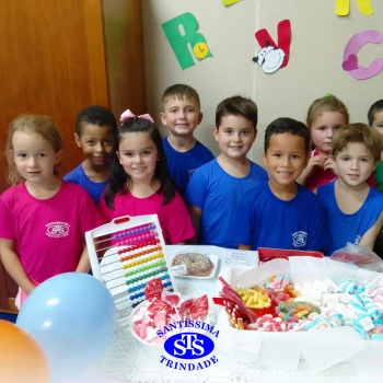 1º ano festejando o aniversário do Colégio