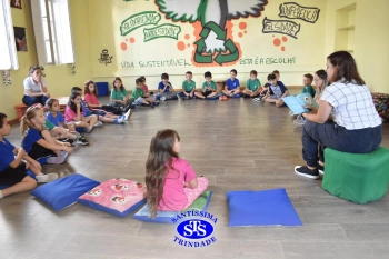 Contação de história sobre a vida de um autista com Tatiele Morais