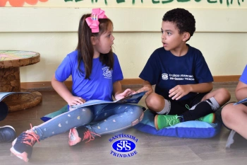 Contação de história sobre a vida de um autista com Tatiele Morais
