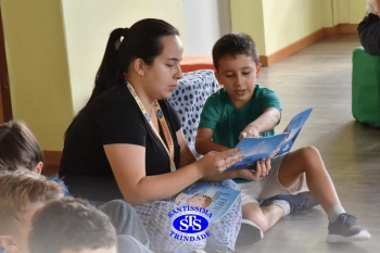 Contação de história sobre a vida de um autista com Tatiele Morais
